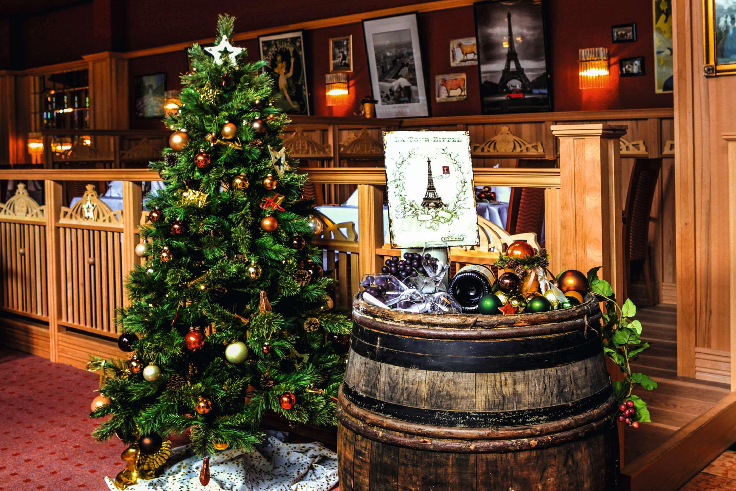 Steigenberger Hotel & Spa Bad Pyrmont Dış mekan fotoğraf Christmas tree at the entrance of the wine museum